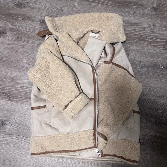 NWOT Stradivarius Faux Shearling Oversized Coat - Picture 3 of 7